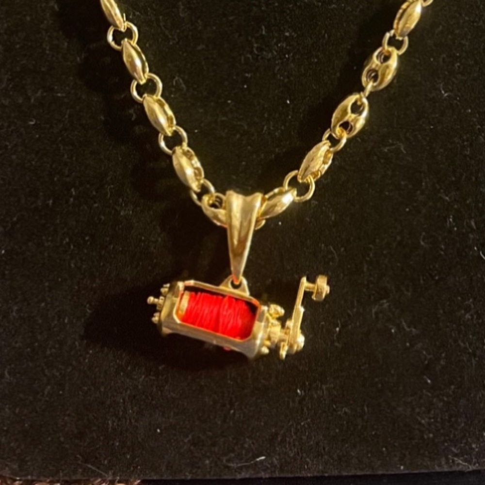 18k Gold plated 
360 rotating hand 
3D pendit 925 sterling silver finishg reel